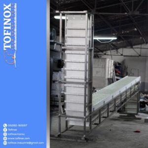 Convoyeur élévateur sous forme de Z pour faire monter vos produits. Structure robuste et facile à nettoyer.